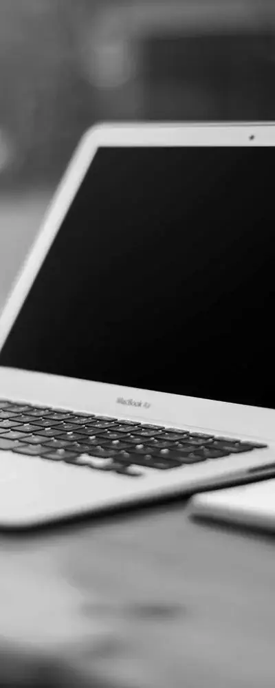 Personal-Branding-Serie: Coach im Gespräch am Tisch