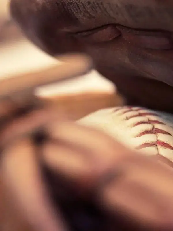 Ganzkörperporträt eines Unternehmers im Anzug, Studio